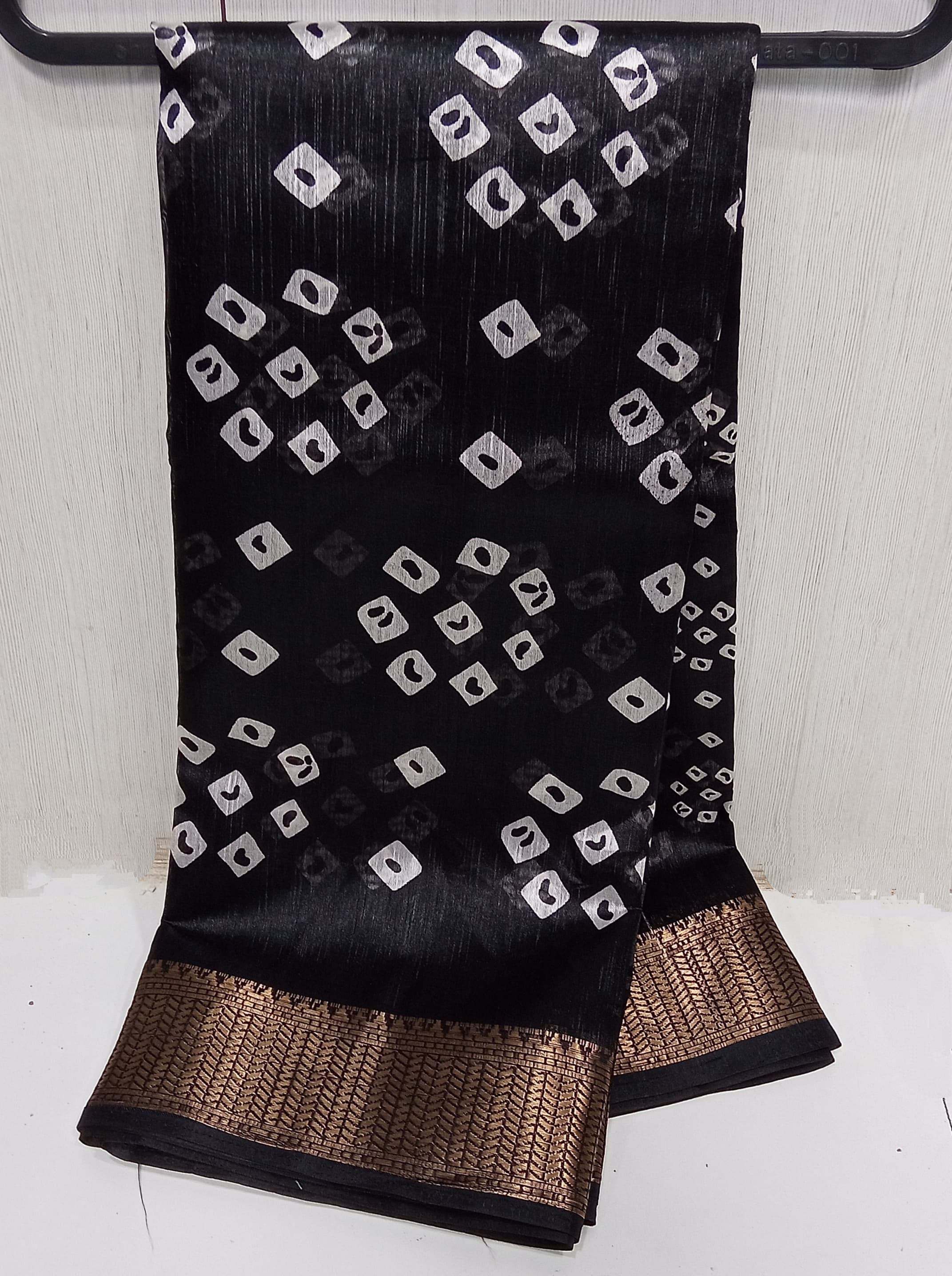 Cotton Blend Dobby Bandhej Printed Saree with Blouse – 6 Meter | Ivaara.