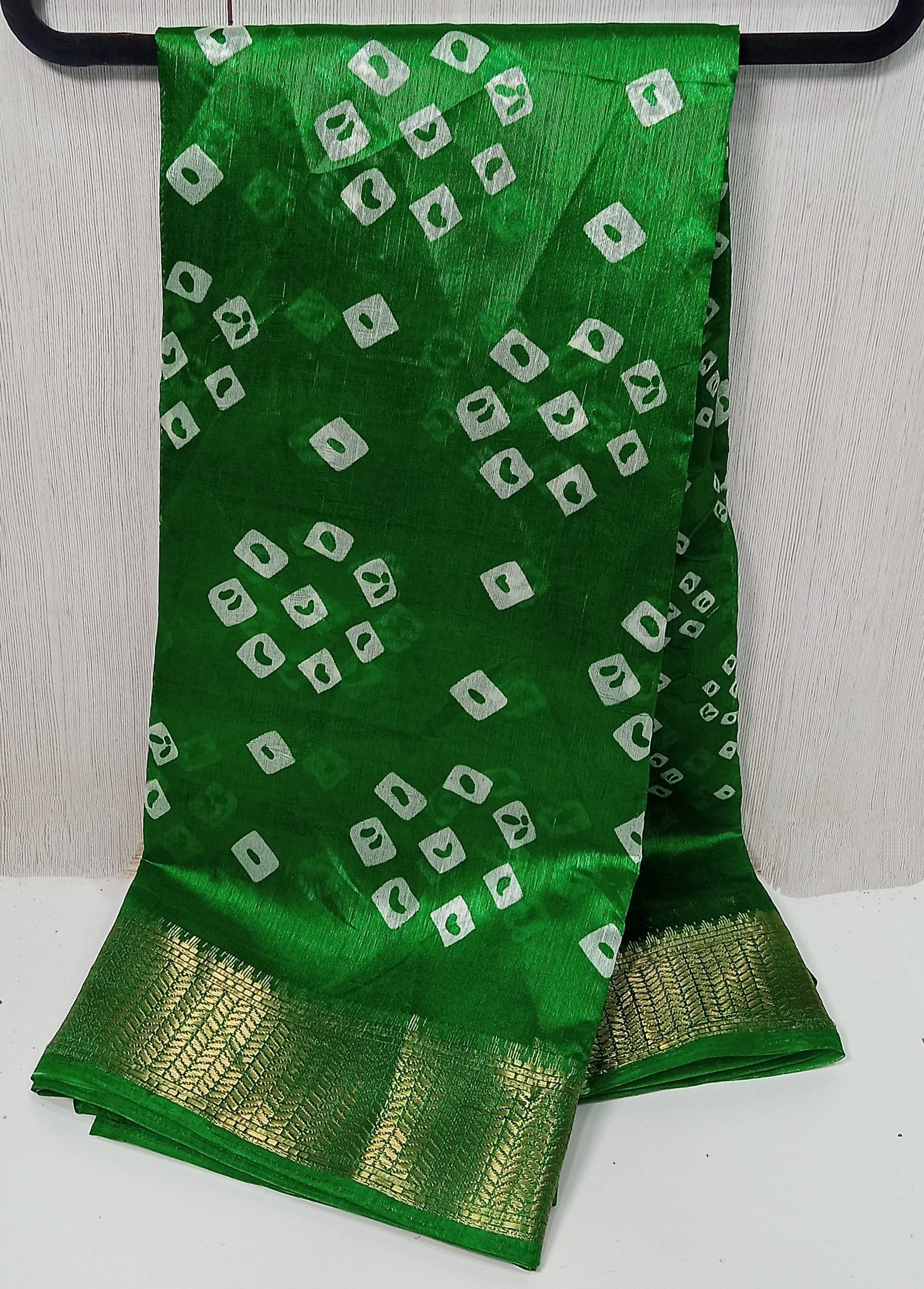 Cotton Blend Dobby Bandhej Printed Green Saree with Blouse – 6 Meter | Ivaara.