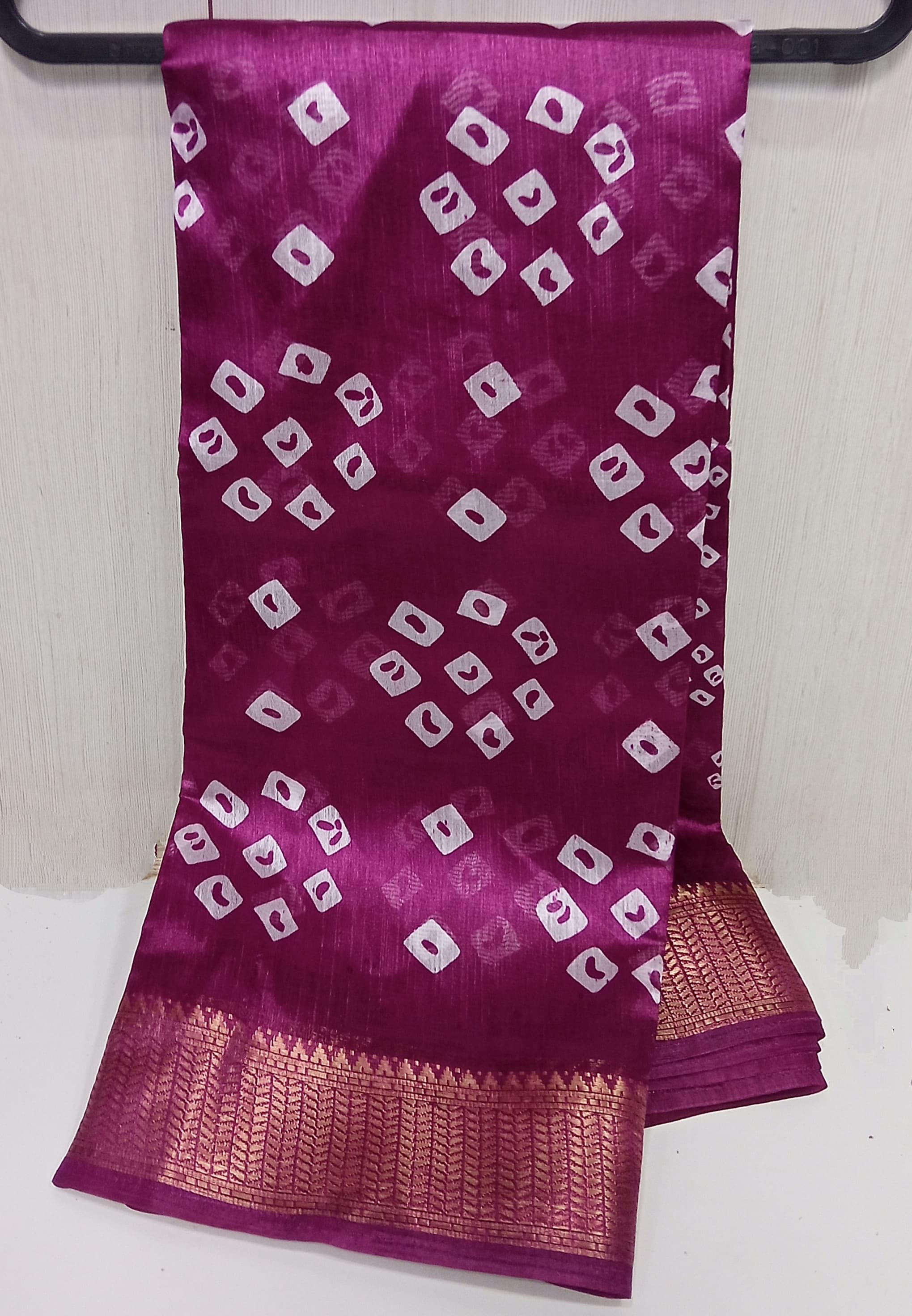 Cotton Blend Dobby Bandhej Printed Wine Saree with Blouse – 6 Meter | Ivaara.